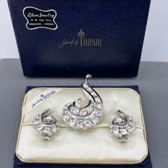 Vintage Crown TRIFARI Swirl Diamante Rhodium Brooch & Earring Boxed Demi Set - Picture 2 of 12